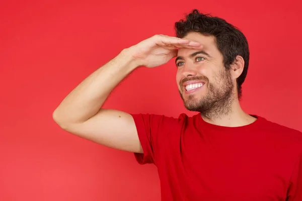 Homem Feliz Sorrindo Olhando Para Longe Com Mão Sobre Cabeça — Fotografia de Stock