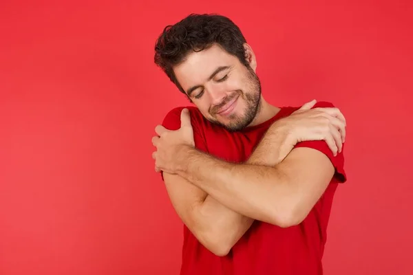 Man Omhelst Zichzelf Gelukkig Positief Glimlachend Zelfverzekerd Zelfliefde Zelfzorg — Stockfoto