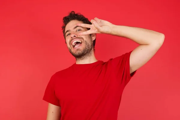 Homem Fazendo Símbolo Paz Com Dedos Sobre Rosto Sorrindo Alegre — Fotografia de Stock