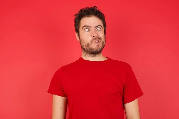 Jovem Bonito Caucasiano Homem Vestindo Shirt Sobre Isolado Vermelho Fundo — Fotografia de Stock