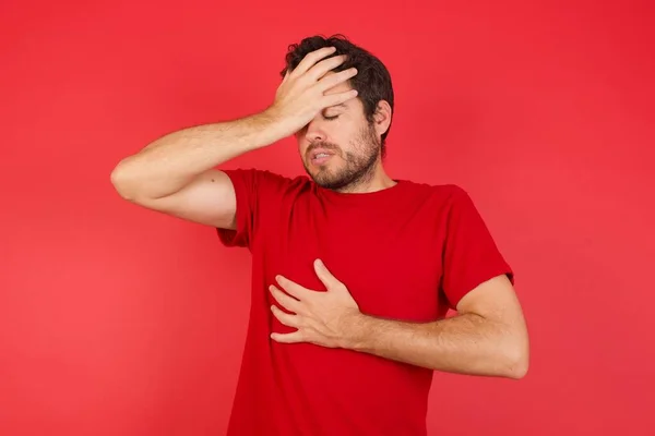 Jonge Knappe Blanke Man Draagt Shirt Geïsoleerde Rode Achtergrond Aangrijpend — Stockfoto