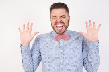 İnsan memnuniyetle el kaldırır, sevinçten havalara uçar, arkadaşı tarafından eğlendirilir. 