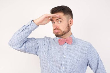 Sorunları olan, endişeli ve stresli genç beyaz bir adam, alnından el ele tutuşuyor.. 