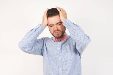 Başı çok ağrıyan bir adam aşırı çalışma yüzünden çaresiz ve stresli. Depresyon ve acı kavramı.