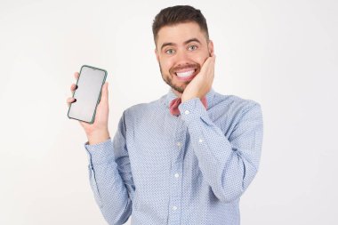 Akıllı telefonu olan mutlu bir adam. 