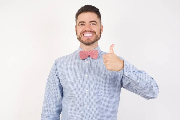 Uomo Felice Facendo Pollice Gesto Con Mano Approvazione Espressione Guardando — Foto Stock