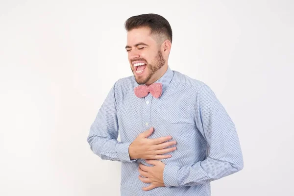 Jovem Caucasiano Sorrindo Rindo Voz Alta Brincando Com Mãos Barriga — Fotografia de Stock