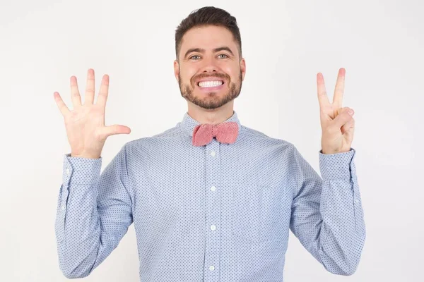 Młody Biały Mężczyzna Pokazując Wskazując Palce Numer Siedem Uśmiechając Się — Zdjęcie stockowe