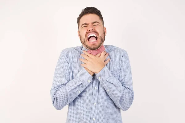 Jonge Blanke Man Witte Studio Dragen Vlinderdas Schreeuwen Stikken Omdat — Stockfoto