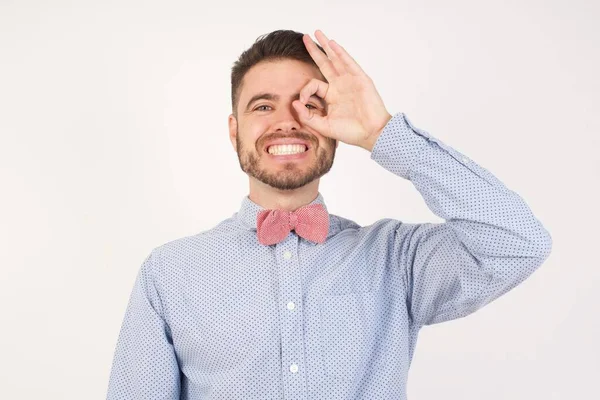 Šťastný Muž Dělá Pořádku Gesto Rukou Úsměvem Oko Dívá Skrz — Stock fotografie