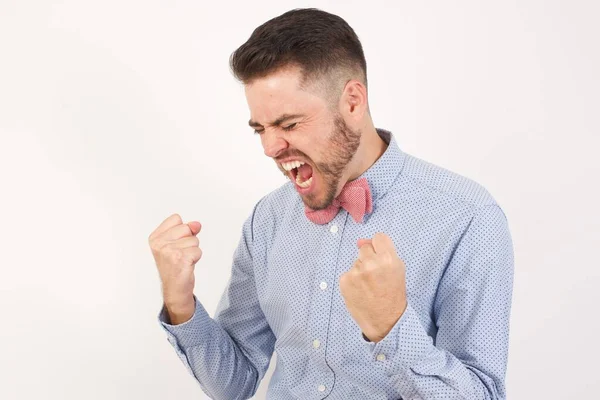 Junger Kaukasischer Mann Weißem Studio Mit Fliege Glücklich Und Aufgeregt — Stockfoto