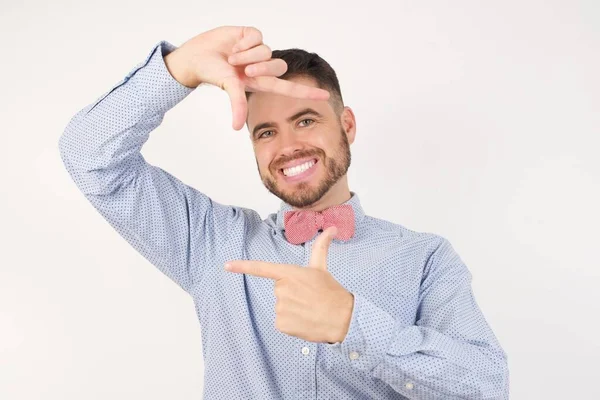 Jovem Bonita Morena Sorridente Homem Fazendo Moldura Dedo Com Mãos — Fotografia de Stock