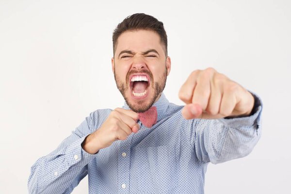 сердитый человек бьет кулаком воздух и уверенно смотрит в камеру, мужскую борьбу, боевой дух. 