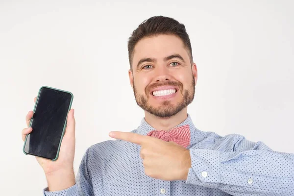 Elinde telefon olan neşeli, çekici bir adam. Yeni bir telefon modeli. Sadece fiyatına bak.