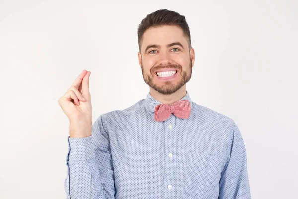 Όμορφος Νεαρός Επιχειρηματίας Χαμογελά Στην Κάμερα Δάχτυλα Χειρονομία — Φωτογραφία Αρχείου
