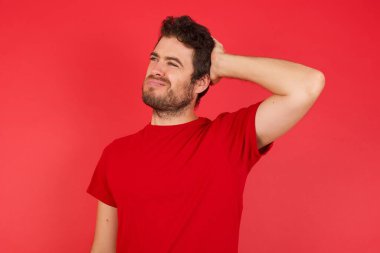 İnsan şaşırır ve merak eder. Şüpheyle kararsız, kafa kafaya düşünerek. Düşünceli kavram.