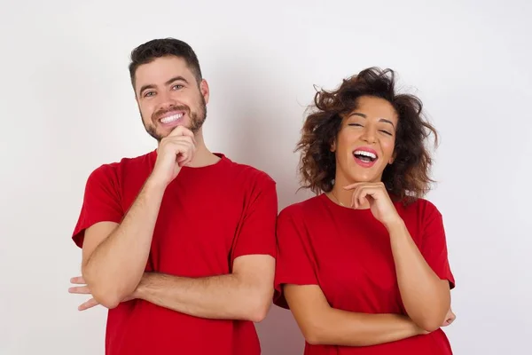 Junges Paar Roten Shirts Posiert Vor Studiohintergrund — Stockfoto