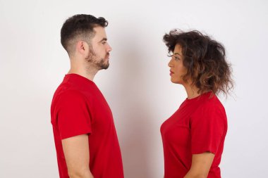 Stüdyoda birbirine bakan erkek ve kadın stüdyoda birbirlerine bakıyorlar. 