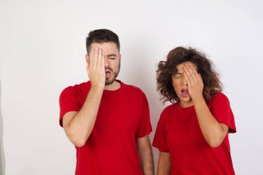Stüdyodaki adam ve kadın, Esneme yorgun yarım yüz, göz ve ağız kapalı elle. Yüzüm acıyor.