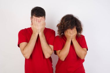 Stüdyodaki üzgün adam ve kadın, hayal kırıklığına uğramış insanlar yüzleri üzerinde ağlıyorlar. 