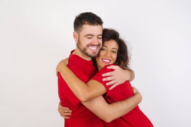 Stüdyoda gülümseyen mutlu bir çift.