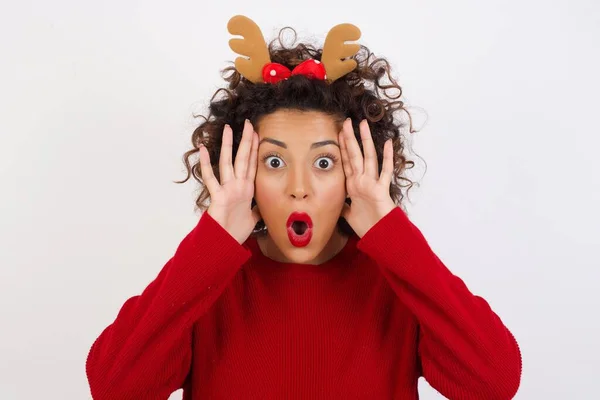 Woman Scared Expression Keeps Hands Head Jaw Dropped Has Terrific — Stock Photo, Image