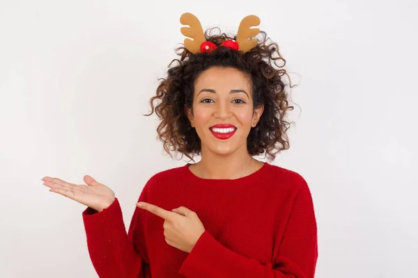 Mulher Camisola Vermelha Chifres Veado Headband Posando Estúdio Com Sorriso — Fotografia de Stock