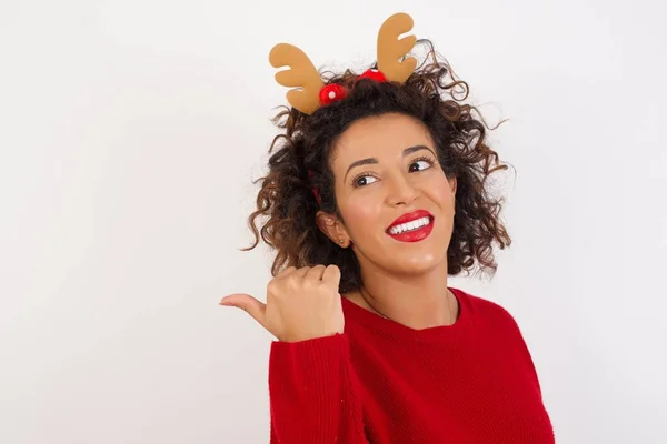 Frau Rotem Pullover Und Hirschhörnchen Stirnband Posiert Lächelnd Studio Und — Stockfoto