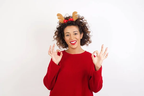 Mujer Suéter Rojo Cuernos Ciervo Diadema Posando Estudio Con Sonrisa —  Fotos de Stock