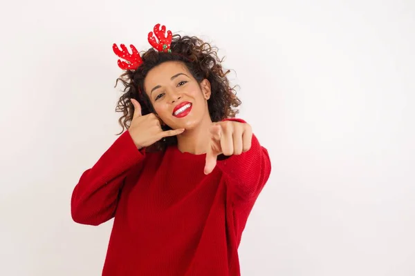 Frau Rotem Pullover Und Hirschhörner Stirnband Posiert Lächelnd Studio Telefoniert — Stockfoto