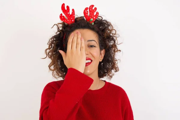 Mujer Suéter Rojo Cuernos Ciervo Diadema Posando Estudio Con Sonrisa —  Fotos de Stock