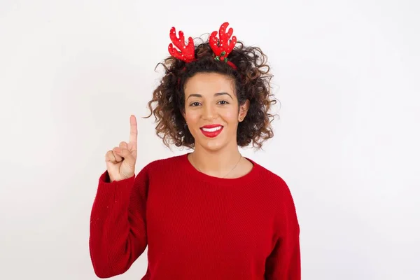 Giovane Donna Che Indossa Cervi Corna Fascia Puntando Dito Studio — Foto Stock