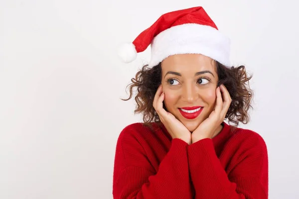 Kvinna Santa Claus Hatt Med Lockigt Hår Ser Glad Studio — Stockfoto