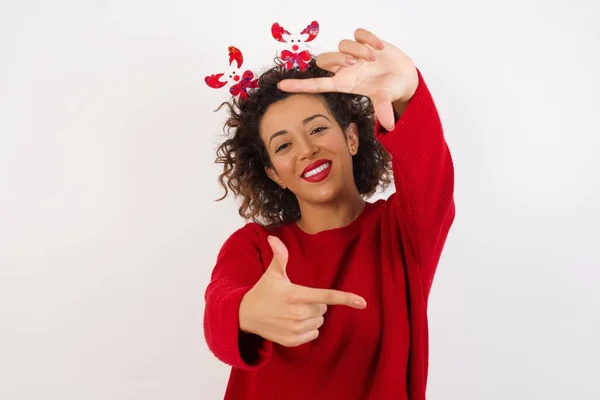 Junge Schöne Lächelnde Brünette Frau Macht Finger Rahmen Fotografie Konzept — Stockfoto