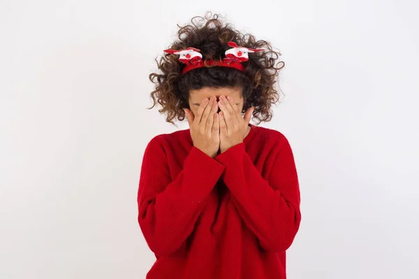 Donna Con Capelli Ricci Indossa Cervo Corna Fascia Che Copre — Foto Stock