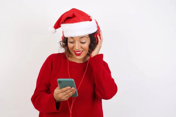 Mulher Santa Claus Chapéu Navegação Celular Estúdio Sorrindo — Fotografia de Stock