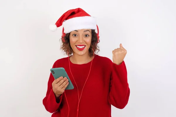 Kvinna Santa Claus Hatt Surfa Mobiltelefon Studio Och Leende Vinnare — Stockfoto