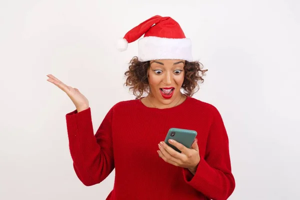 Chockad Exiterad Kvinna Santa Claus Hatt Bläddrar Mobiltelefon Studio Och — Stockfoto