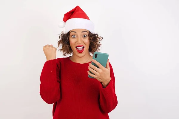 Mulher Feliz Chapéu Papai Noel Navegando Telefone Celular Estúdio Sorrindo — Fotografia de Stock