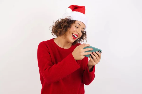 Mulher Feliz Segurar Smartphone Vestindo Chapéu Santa — Fotografia de Stock