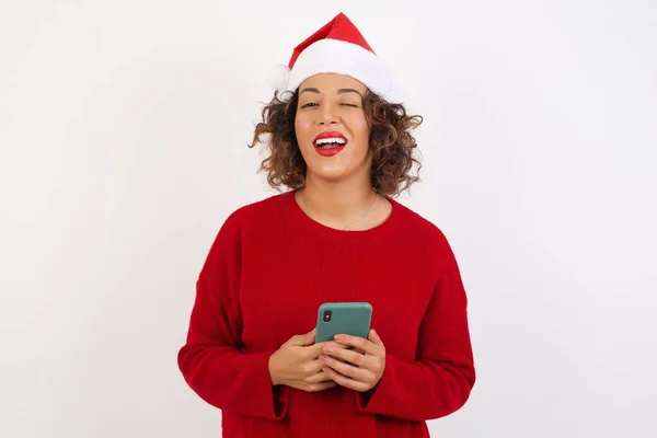 Mulher Santa Claus Chapéu Navegação Celular Estúdio Sorrindo — Fotografia de Stock