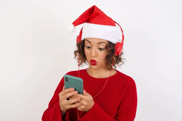 Louca Mulher Impressionada Chapéu Papai Noel Segurando Telefone Celular — Fotografia de Stock