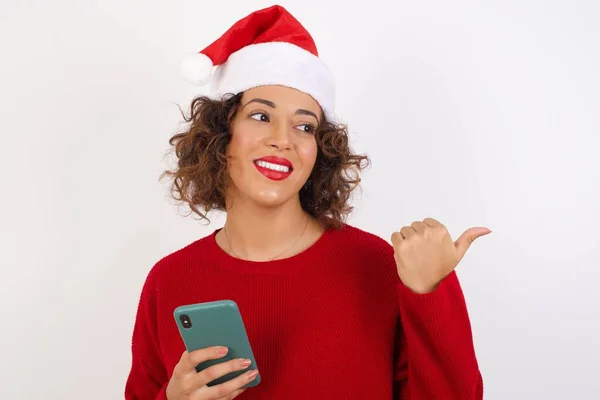 Mulher Santa Claus Chapéu Navegação Celular Estúdio Sorrindo — Fotografia de Stock