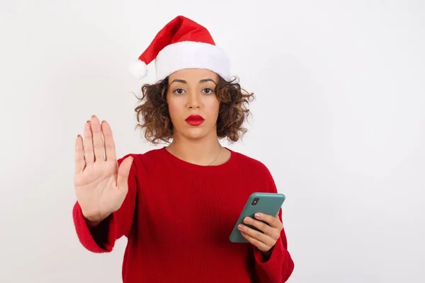 Mulher Chapéu Papai Noel Com Smartphone Fazendo Sinal Parada Com — Fotografia de Stock