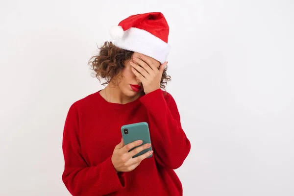 Femme Triste Dans Chapeau Noël Dans Studio Tenant Téléphone Portable — Photo