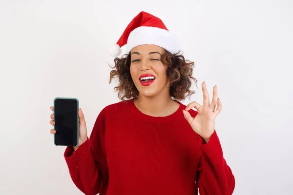 Žena Klobouku Santa Claus Procházení Mobilní Telefon Studiu Usmívání Dobře — Stock fotografie