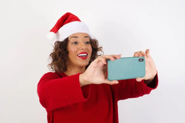 Mulher Papai Noel Chapéu Navegação Celular Estúdio Sorrindo Tirando Selfie — Fotografia de Stock