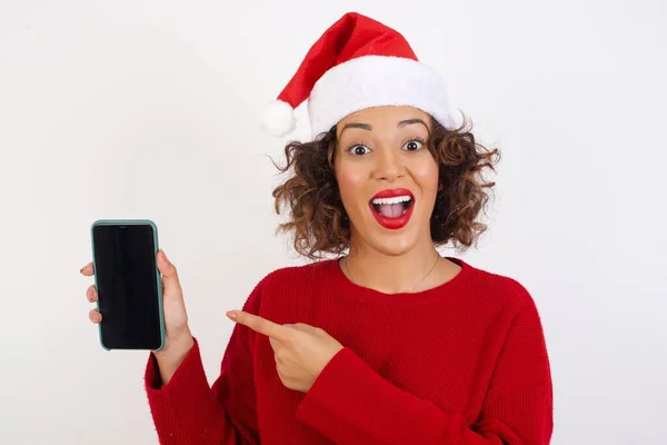 Mulher Chapéu Papai Noel Com Smartphone Segurando Mãos Celular Mostrando — Fotografia de Stock