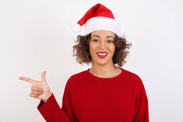 Mulher Chapéu Papai Noel Com Cabelo Encaracolado Olhando Feliz Estúdio — Fotografia de Stock