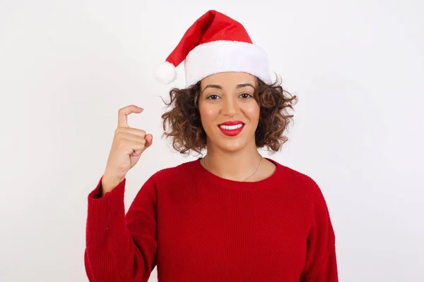 Mulher Chapéu Papai Noel Com Cabelo Encaracolado Olhando Feliz Estúdio — Fotografia de Stock